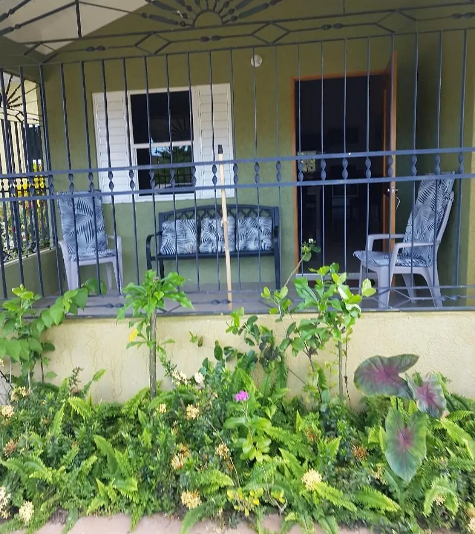 Tropical Getaway 2-Bedroom Home With Pool And Tv In St Ann Brissett Run Сasa de vacaciones