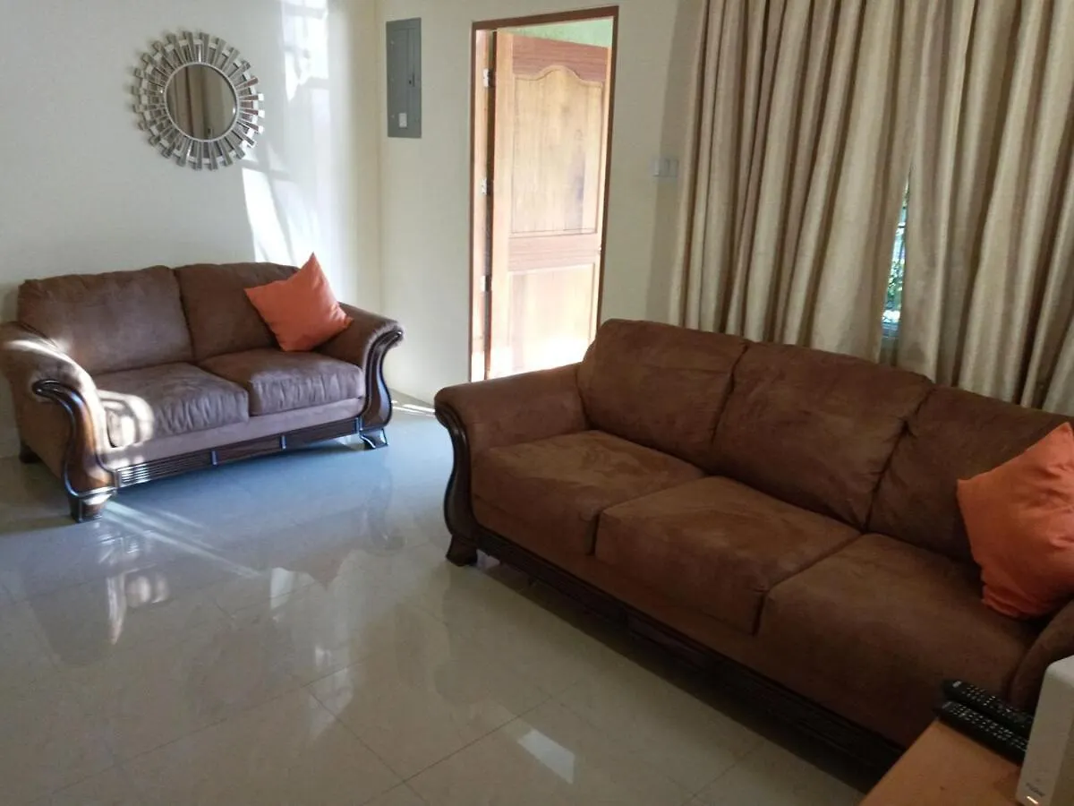 Сasa de vacaciones Tropical Getaway 2-Bedroom Home With Pool And Tv In St Ann Brissett Run