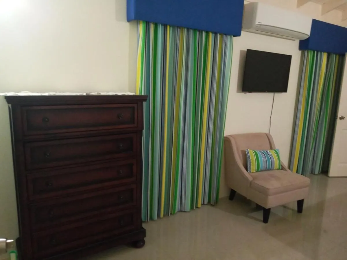 Сasa de vacaciones Tropical Getaway 2-Bedroom Home With Pool And Tv In St Ann Brissett Run